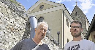 Restaurator Roland Lochmatter (l.) steht mit Gemeinderat Rinaldo Steiner vor der Kirche in Niedergesteln.