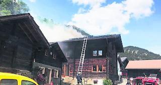 Schneller Zugriff. Am Sonntag fing im Dorfzentrum von Mund ein Dach eines zweist&ouml;ckigen Holzhauses Feuer. Rund 40 Einsatzkr&auml;fte der Feuerwehr Naters konnten ein &Uuml;bergreifen auf andere Geb&auml;ude verhindern. 