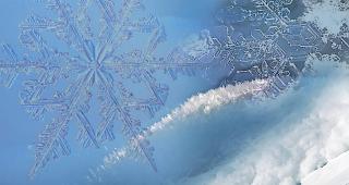 Dualit&auml;t der Schneeflocke. Als einzelne ist sie harmlos, die Schneeflocke, doch in Massen wird sie zur Gefahr f&uuml;r den Menschen. Die Bildcollage des Fotografen und Schneeforschers Robert Bolognesi f&auml;ngt die Thematik des Gemeinschaftsprojekts RISK kompakt ein.