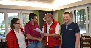 Vertrag unterzeichnet: Yannick Buttet (OK-Chef des KSF 2022) und Hugo Petrus (WSSV) freuen sich sichtlich &uuml;ber den ersten grossen Schritt. Links Tania Roh, Sekret&auml;rin WSSV, und rechts Dorian Farquet (OK-Mitglied).