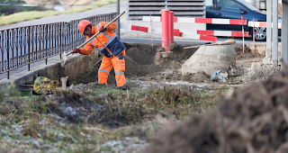 Sanierungsarbeiten in einer von Quecksilber belasteten Parzelle in Raron. (Archiv)
