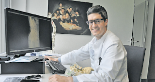 Der Spezialist. Oberarzt Dr. Samuel Schmid zeigt ein R&ouml;ntgenbild mit einer versteiften Wirbels&auml;ule.