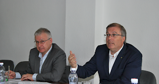 Wasserkraft. FMV-Generaldirektor Paul Michellod (links) und Verwaltungsratspr&auml;sident Jean-Michel Cina pr&auml;sentierten am Donnerstag ein solides Gesch&auml;ftsergebnis 2017.