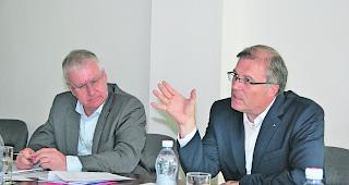 Gut gelaunt. Verwaltungsratspr&auml;sident Jean-Michel Cina (rechts) und Direktor Paul Michellod k&ouml;nnen sich &uuml;ber eine sehr hohe Eigenkapitalquote der Forces Motrices Valaisannes freuen. 