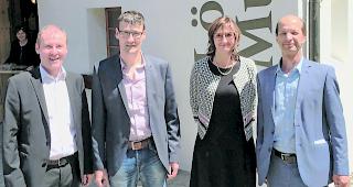 Festrednerin und -redner. Sie ergriffen an der Vernissage in Kippel das Wort (von links): Kurator Thomas Antonietti, Schuldirektor Roland Rieder, Kuratorin Rita Kalbermatten und St&auml;nderat Beat Rieder. 