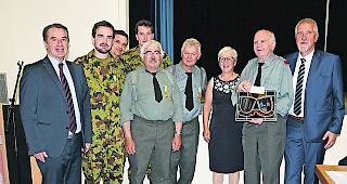 Ehrungen. Langj&auml;hriger Dienst in der Ehrenkompanie. 