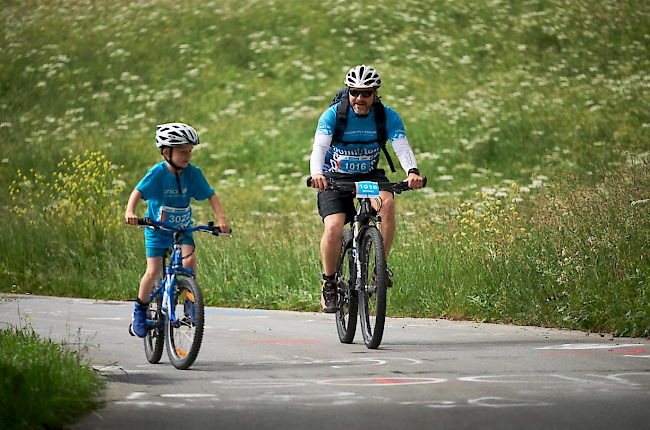 Mehr als 1300 Fahrerinnen und Fahrer haben am Samstag an der Spendenaktion «Cycling for children» von UNICEF Schweiz in Crans-Montana teilgenommen. 