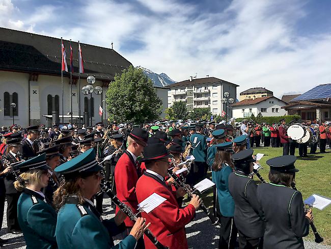 <b>100 Jahre OMV.</b> Das zweite Gesamtspiel war der Jubiläumsmarsch des Oberwalliser Musikvereins.