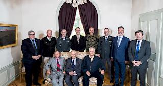 Hinten von links nach rechts: Oberstleutnant i Gst Gr&eacute;goire Jirillo, Chef des Kantonalen Sportamts, Brigadier Marius Robyr, Leutnant i Gst Daniel Jolliet, Staatsrat Fr&eacute;d&eacute;ric Favre, Leutnant Max Contesse, Leutnant i Gst Ivo Burgener, Leutnant Nicolas Moren, Chef der Dienststelle f&uuml;r zivile Sicherheit und Milit&auml;r, und Leutnant Georges Seewer, Chef der Dienststelle f&uuml;r den Straf- und Massnahmenvollzug. Sitzend von links nach rechts: Oberstleutnant Ren&eacute; Martin, Korpskommandant Adrien Tschumy und Hauptmann Camille Bournissen.