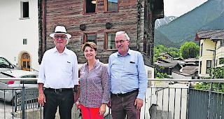 F&uuml;hrungswechsel. Der abtretende Stiftungsratspr&auml;sident Hans Ritz und die bisherige Pr&auml;sidentin Viola Amherd vom F&ouml;rderverein mit dem neuen Stiftungspr&auml;sidenten Josef Escher (von links). 