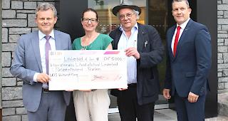 Von links: Iwan Willisch, Regionaldirektor UBS Wallis, Anna Kulp, Co-Leiterin Literaturfestival Leukerbad, Hans Ruprecht, Co-Leiter Literaturfestival Leukerbad, und Hans-Ueli Lendi, Leiter Gesch&auml;ftsstelle UBS Leukerbad.