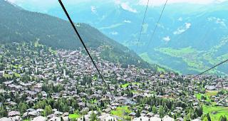 Illegale Bauten.  Die Gemeinde Bagnes nahm es mit den Bauten in Verbier (Bild) alles anere als genau. Jetzt fordert der Kanton eine Nachbesserung und regelm&auml;ssige Kontrollberichte im Halbjahres-Rhythmus.  