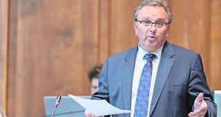 In Erkl&auml;rungsnot. Staatsrat Roberto Schmidt wies darauf hin, dass der Alkopharma-Vorfall bereits Jahre zur&uuml;ckliegt und keinen Einfluss auf das Gesch&auml;ftsjahr 2017 der WKB hatte. 