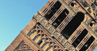 Architekturbegeistert. Annemieke Bumann-Hoogendam bei der Giralda, ehemaliges Minarett der Hauptmoschee von Sevilla. 