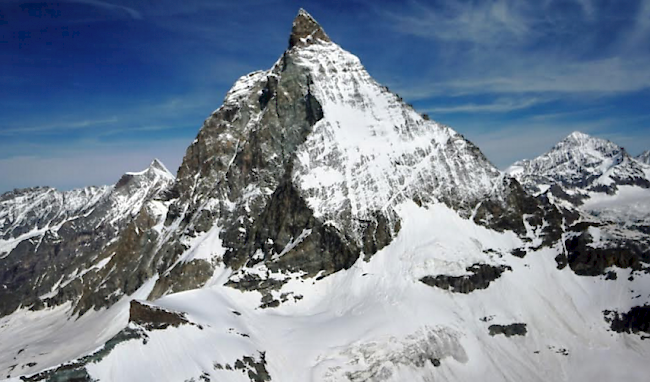 Eine Helicrew der Air Zermatt hat am Dienstag auf einem Gletscher am Fusse des Matterhorns zahlreiche Bergsteigerutensilien entdeckt. Daneben auch Leichenteile.