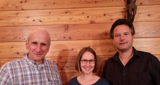 An der GV des Vereins SOS-Kolumbien vom Freitagabend &uuml;bergab der bisherige Pr&auml;sident und Gr&uuml;nder Ren&eacute; Brunner (links) an Gert Zumofen (rechts). Neu in den&nbsp; Vorstand wurde Melanie Brantschen (Mitte) gew&auml;hlt.