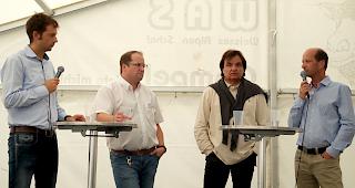 Die Teilnehmer an der Podiumsdiskussion von links: Bruno Kalbermatten (Moderator), Christian Rieder (Leiter Via Gampel), Christian Constantin (Pr&auml;sident FC Sion) und Beat Rieder (St&auml;nderat)