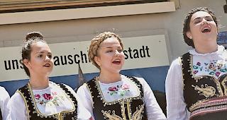 Singend. T&auml;nze und Lieder steckten im Repertoire der serbischen Trachtengruppe.