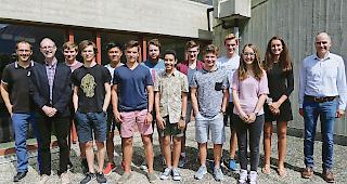 Preistr&auml;ger und ihre Betreuer. Von links: Fachschaftsvorsitzender Niklaus Borter, Prorektor Gerd D&ouml;nni, David Volken (1A, 96,5 P), Gian-Luca Hilfiker (3D, 93,25 P), An Ton Quach (4A, 86,25 P), Claudio Pfammatter (3D, 107,5 P), Robert Ittig (4A, 95,75 P), Roger Akram Bregy (1B, 115 P), Sandro Pfammatter (2B, 122,5 P), Maxime Pubanz (2B, 114,75 P), Michael Amherd (2D, 116 P), Alena Zenh&auml;usern (1G, 103 P), Lorie Biderbost (4D, 98,75 P), Projektleiter Christian Chiabotti.Foto wb