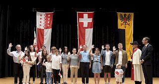 Eidesleistungszeremonie am Montag in der Simplonhalle in Brig: für die neuen Walliser Bürgerinnen und Bürger das Ziel eines langen Weges.