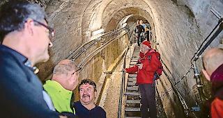 Unterwegs. Im Innern des Kraftwerks Massa.Foto WB