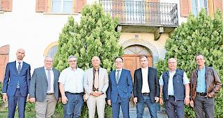 Vereinbarung unterzeichnet. Von links: Notar Fernando Willisch, der Vorstand der Lonza Arena AG, Elmar Furrer,&nbsp;J&ouml;rg Sol&egrave;r, Pr&auml;sident Daniel Bellwald, Stefan Gehrig und&nbsp;S&eacute;bastien Pico, &shy;Niklaus Furger, Gemeindepr&auml;sident Visp, und Gemeindeschreiber Thomas Anthamatten.Foto Wb