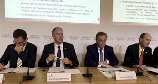 Die Staatsr&auml;te Fr&eacute;d&eacute;ric Favre, Christophe Darbellay und Roberto Schmidt sowie Pierre-Andre Charbonnet, Chef der Kantonalen Finanzverwaltung, pr&auml;sentieren die Strukturreform der staatlichen Pensionskasse PKWAL (v.l.). Foto Walliser Bote