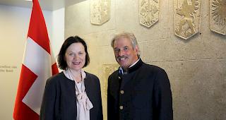 Esther Waeber-Kalbermatten bedankt sich bei Diego Wellig.