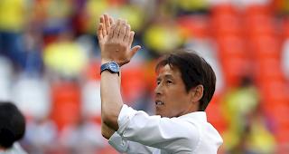 Japans Trainer freut sich mit seinem Team.