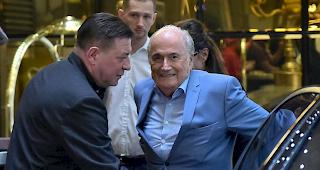 Sepp Blatter trifft in seinem Hotel in Moskau ein.