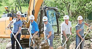 Es geht los. Von links: Stefan Volken (Walpen AG), Reinhard Tannast (Gemeindepr&auml;sident), Manfred Ebener (verantwortlicher  Gemeinderat), Jean-Marc Widmer (Projektleitung) und Daniel Siegen (Gemeindestab) beim Spatenstich.Foto zvg