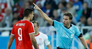 Wegen einem nicht erhaltenen Foulpenalty wollen sich die Serben &uuml;ber Schiedsrichter Brych beschweren.