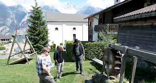 Die Schweizer Berghilfe begutachtete im Oberwallis bereits realisierte Projekte.