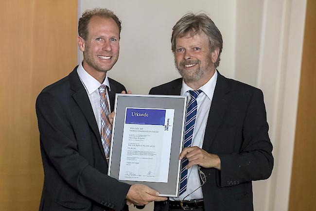 Doktorhut für Spitaldirektor. Hugo Burgener (links) zeigte in seiner wissenschaftlichen Arbeit Einsatz und Ausdauer. Rechts Doktorvater Dieter K. Tscheulin.