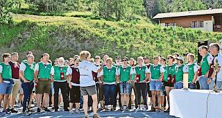 In Aktion. W&auml;hrend der Messe trugen die Jodlerinnen und Jodler der Vereine &laquo;Zer Tafernu&raquo; und &laquo;Ahori&raquo; drei Lieder vor.