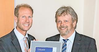 Doktorhut f&uuml;r Spitaldirektor. Hugo Burgener (links) zeigte in seiner wissenschaftlichen Arbeit Einsatz und Ausdauer. Rechts Doktorvater Dieter K. Tscheulin.Foto zvg