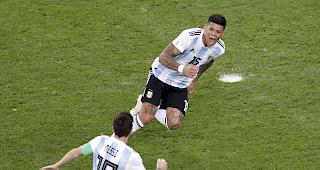 2:1-Torsch&uuml;tze Marcos Rojo (oben) jubelt mit Lionel Messi &uuml;ber das sp&auml;te Siegtor.