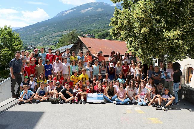 Tolle Geste. Im April führte die Primarschule Leuk das Musical «Löwenherz - Leonardo und das magische Amulett» auf. Den Erlös von 3000 Franken spendeten die Schüler nun an den Verein SOS-Kolumbien.