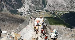 Vorbereitungsarbeiten zur Sicherheitssprengung am &laquo;Grabengufer&raquo; oberhalb von Randa. 