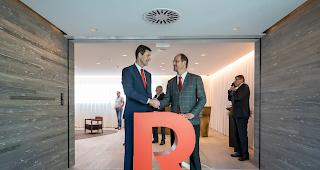 Die modernisierte Eingangshalle: Christoph Ceppi (Pr&auml;sident des Verwaltungsrates) mit dem neuen
Vorsitzenden der Bankleitung Karl Bregy.