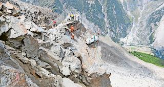 Gefahr. Der ausserordentliche Grossblock befand sich an der Front des Blockgletschers Grabengufer und drohte in Richtung Randa abzust&uuml;rzen.Fotos wb/Andrea Soltermann