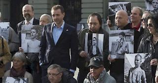 Solidarit&auml;tsbeitrag. Ehemalige Verdingkinder und Opfer von f&uuml;rsorgerischen Massnahmen posieren vor dem Bundeshaus. (Archivbild)