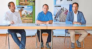Optimistisch. Michael Nellen, Gesch&auml;ftsf&uuml;hrer Belalp Bahnen/Blatten-Belalp Tourismus, VR-Pr&auml;sident Klaus Zurschmitten und Gemeinderat Yves Zurwerra (von links) sprachen gestern &uuml;ber die touristischen Herausforderungen am Natischerberg.Foto wb