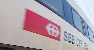 Ein 73-j&auml;hriger Mann ist am Sonntagmorgen beim Bahnhof Effretikon ZH aus noch ungekl&auml;rten Gr&uuml;nden unter einen Zug geraten.