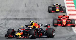 Max Verstappen feierte im Grand Prix von &Ouml;sterreich in Spielberg seinen vierten Sieg seiner Karriere und gewann vor dem Ferrari-Duo Kimi R&auml;ikk&ouml;nen und Sebastian Vettel.


