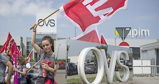 Klare Forderung. Eine Delegation von rund 50 Verk&auml;uferinnen von OVS Schweiz hat sich nach Venedig Mestre begeben, um zu Protestieren und von der internationalen Gruppen einen Sozialplan zu fordern.&nbsp;Foto