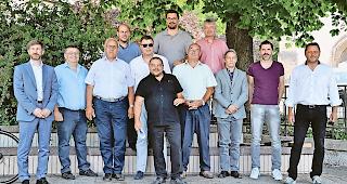 F&uuml;r einmal von links bis rechts vereint. Olivier Bender, Bewegung Entremont-Autrement, Raymond Borgeat, CSPU, Alex Schwestermann, Pr&auml;sident CSPO, Serge &shy;M&eacute;trailler, Pr&auml;sident CVPU, Ren&eacute; Constantin, Pr&auml;sident PLR, Initiant und Vorstandsmitglied &laquo;RESPE&raquo; S&eacute;bastien Berguerand (vorne Mitte), J&eacute;r&ocirc;me Desmeules,  Co-Pr&auml;sident SVPU, Lukas J&auml;ger, &shy;SVPO-Grossrat, Jean-Pascal Fournier, Pr&auml;sident Gr&uuml;ne, Emmanuel Amoos, Linksallianz, David Crettenand, PLR, und Jean-Marie Bornet, Co-Pr&auml;sident B&uuml;rgerbewegung (von links) vor dem Regierungsgeb&auml;ude in Sitten.Foto WB