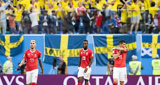 Die entt&auml;uschten Schweizer Behrami, Djourou und Xhaka (von links) vor den Schweden-Fans.