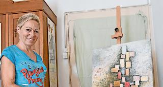 Freude. Sie freue sich riesig auf die Ausstellung in Leukerbad, sagt Alexa Schmidhalter, hier vor einem ihrer Werke in ihrem Atelier in Visp. FOTO WB