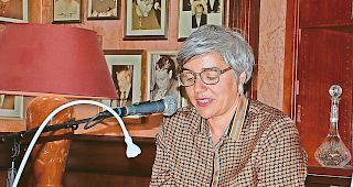 Heimische Kost. Christine Pfammatter in der Literaten-Ecke  der Hotelbar &laquo;Les Sources des Alpes&raquo;.